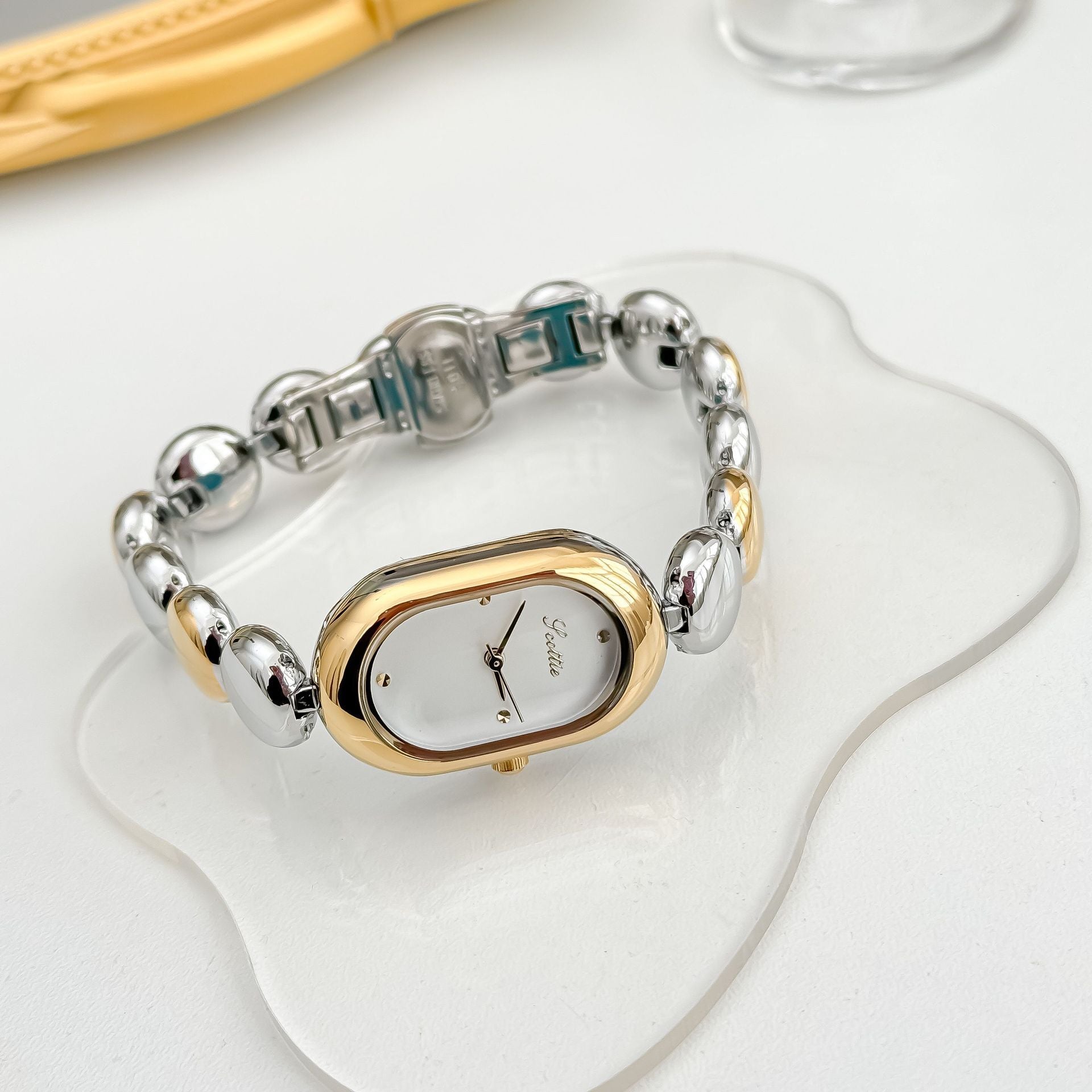 Reloj dorado